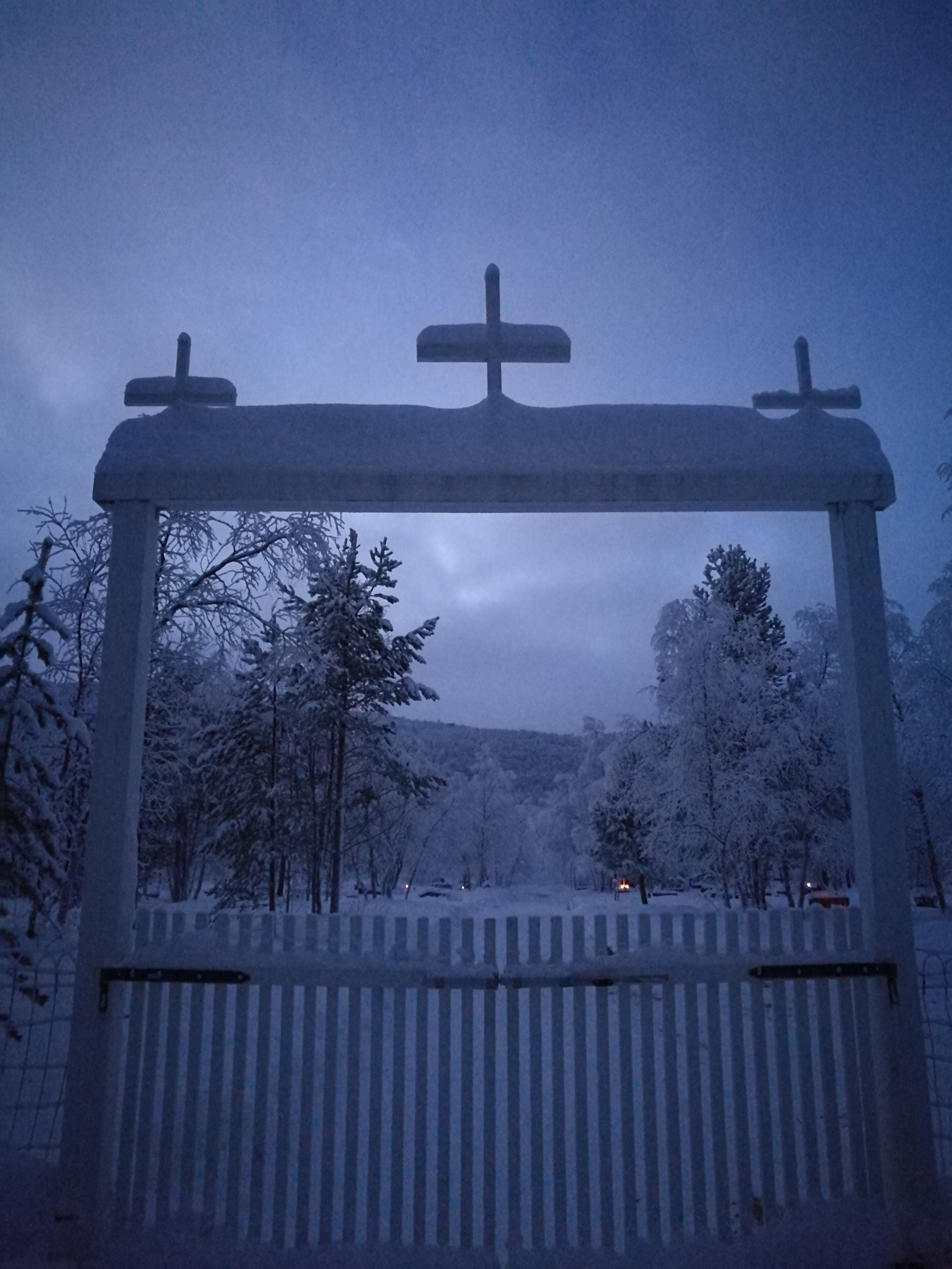 Outakosken hautausmaalla oleva talvinen portti.